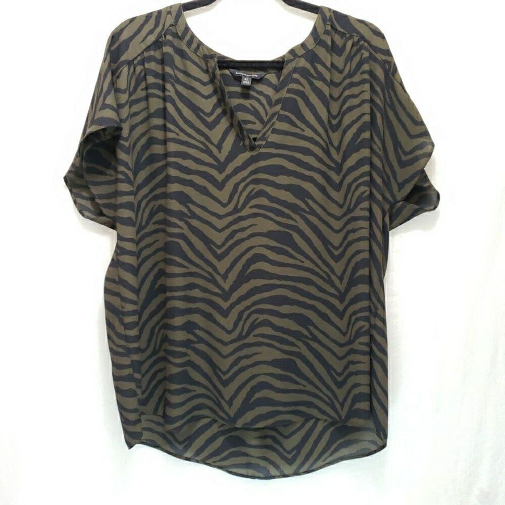 Banana Republic Zebra Print Blouse Olive Green Black Short Sleeve V-Neck XL